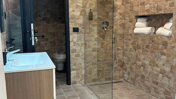 Doccia, asciugacapelli, bidet, asciugamani