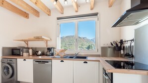 コーヒー / ティーメーカー、冷蔵庫、電子レンジ、オーブン