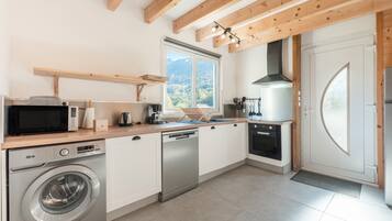 Frigorífico, microondas, horno y placa de cocina