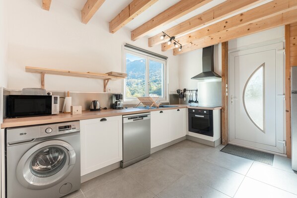 Fridge, microwave, oven, stovetop - Laruns Wooden Cottage (6 Guests) (Laruns)