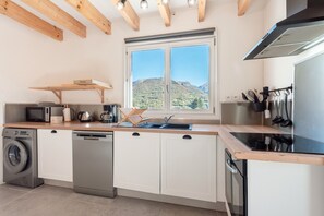 Fridge, microwave, oven, stovetop - Laruns Wooden Cottage (6 Guests) (Laruns)