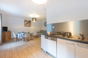 Frigorífico, microondas, horno y placa de cocina