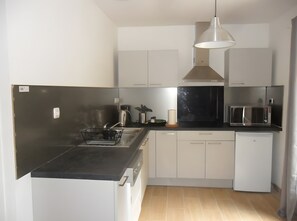 Een koelkast, een microgolfoven, een oven, een kookplaat