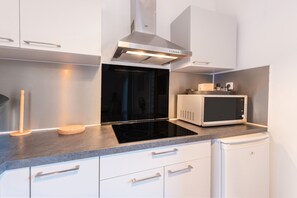 冰箱、微波炉、烤箱、炉灶