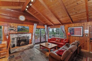 Televisión, chimenea, futbolito