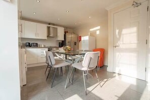 Dining - Free parking | 7 beds | Contractor & Large groups (Reading)
