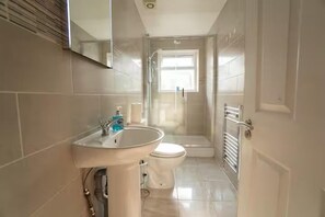 Towels, toilet paper - Free parking | 7 beds | Contractor & Large groups (Reading)