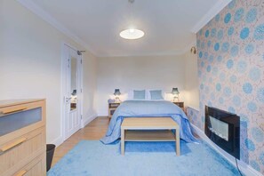 Iron/ironing board, travel cot, WiFi, bed sheets - Free parking | 7 beds | Contractor & Large groups (Berkshire)