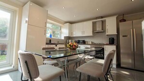 Unclassified image, 5 of 28, button - Free parking | 7 beds | Contractor & Large groups (Berkshire)