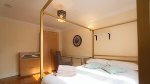 A bedroom with a bed, a chair, a desk, and a wardrobe. - Free parking | 7 beds | Contractor & Large groups (Berkshire)