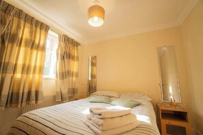 Tabla de planchar con plancha, cuna de viaje, wifi y ropa de cama 