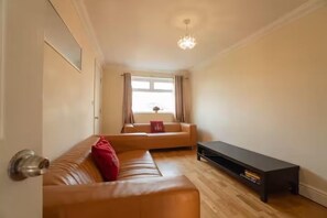 Living area - Free parking | 7 beds | Contractor & Large groups (Reading)