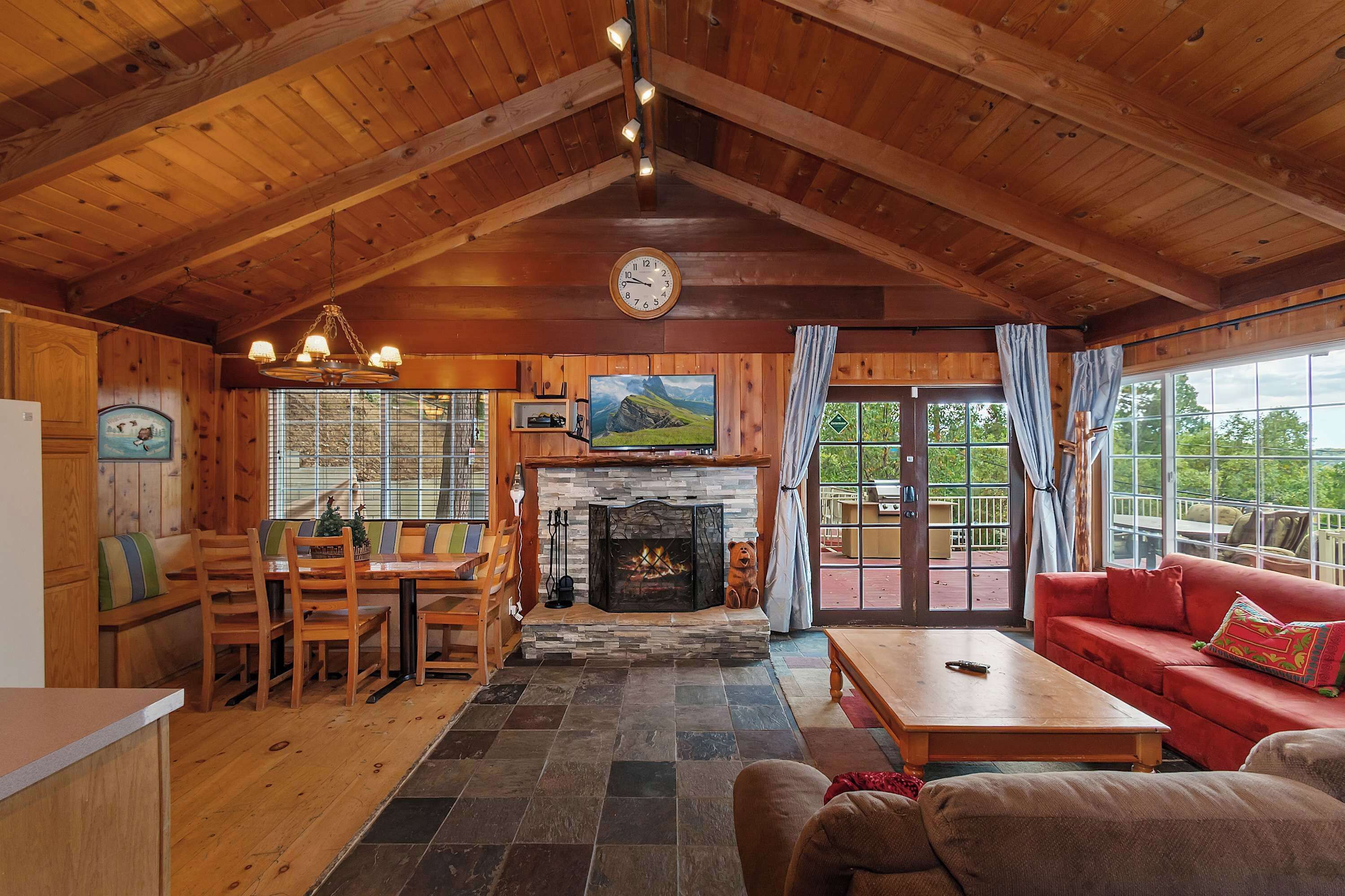 House, Multiple Beds, Hot Tub, Mountain View (Emerald Arrowhead Haus) | Living area