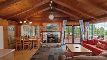 Hus, flere senger, spabadekar, fjellutsikt (Emerald Arrowhead Haus) | Oppholdsområde