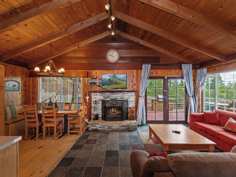 Casa, varias camas, hidromasaje, vista a la montaña (Emerald Arrowhead Haus) | Área de sala de estar