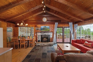 Casa, varias camas, bañera de hidromasaje, vistas a la montaña (Emerald Arrowhead Haus) | Zona de estar