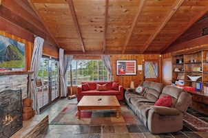 Casa, varias camas, bañera de hidromasaje, vistas a la montaña (Emerald Arrowhead Haus) | Zona de estar