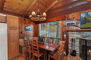 House, Multiple Beds, Hot Tub, Mountain View (Emerald Arrowhead Haus) | Dining