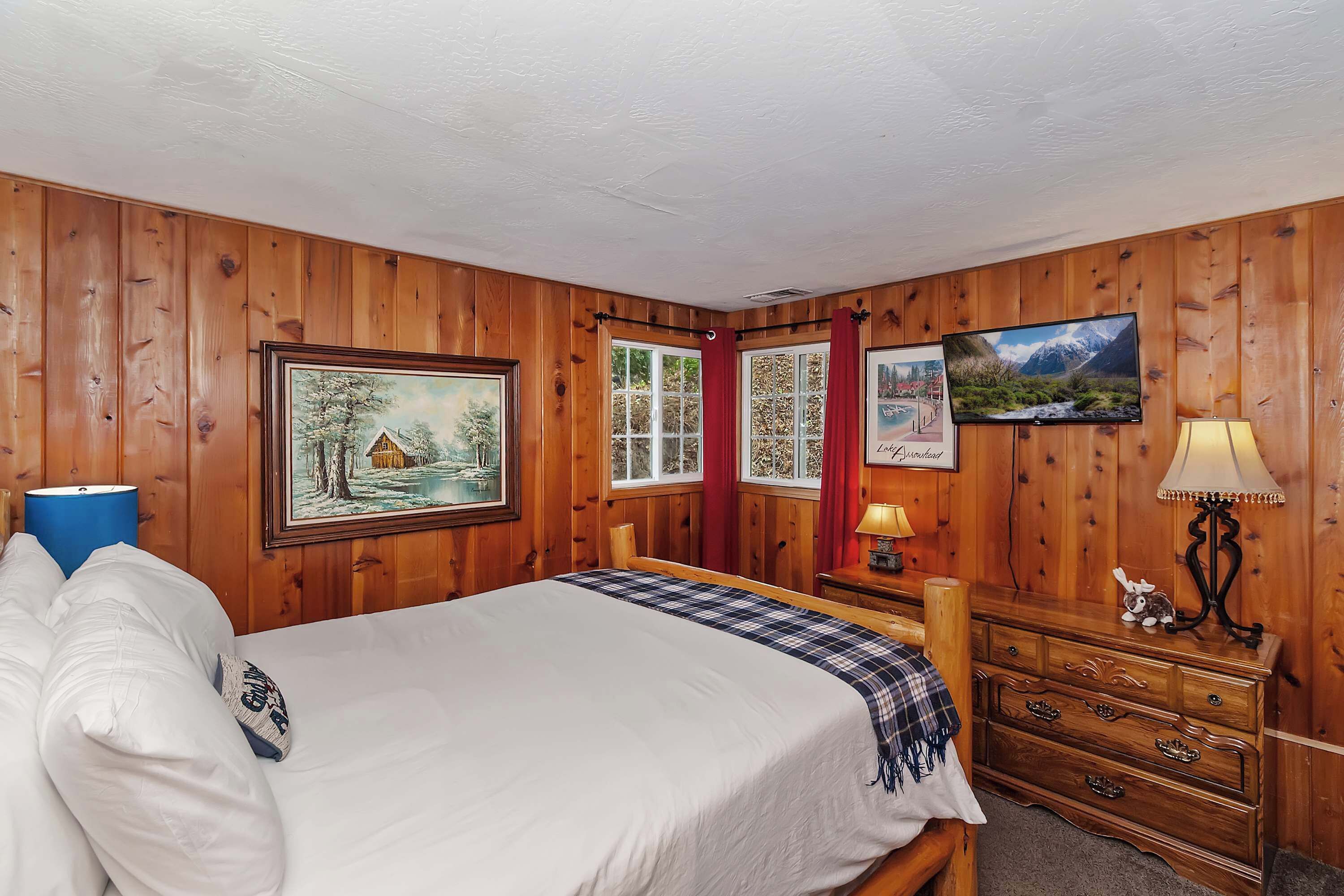 House, Multiple Beds, Hot Tub, Mountain View (Emerald Arrowhead Haus) | 2 bedrooms, individually decorated, individually furnished, bed sheets