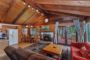 Casa, varias camas, hidromasaje, vista a la montaña (Emerald Arrowhead Haus) | Área de sala de estar