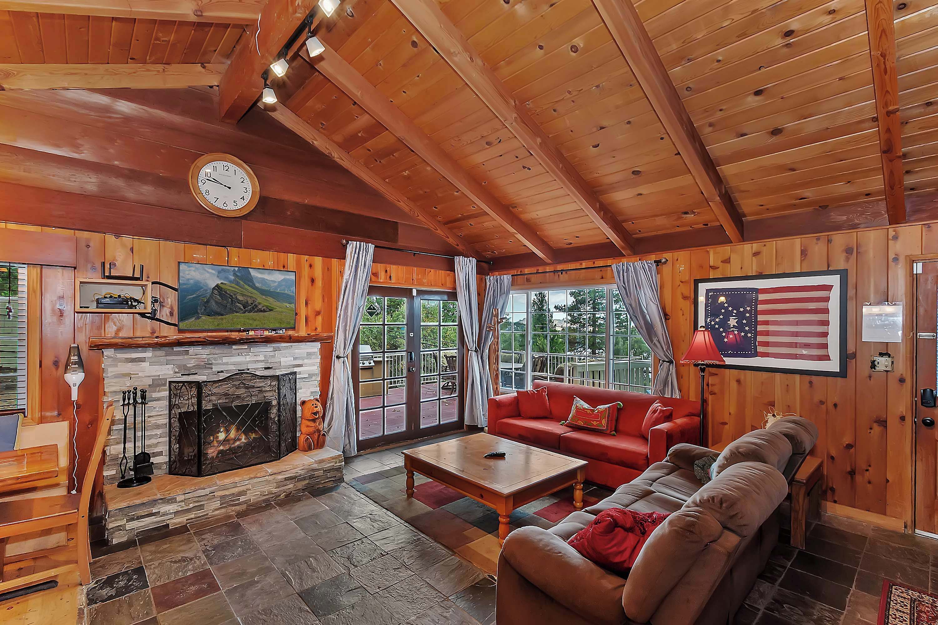 Hus, flere senger, spabadekar, fjellutsikt (Emerald Arrowhead Haus) | Oppholdsområde