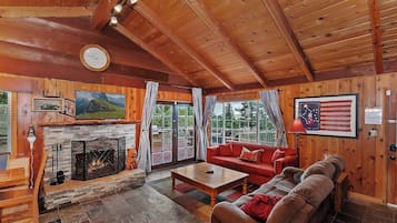 Hus, flere senger, spabadekar, fjellutsikt (Emerald Arrowhead Haus) | Oppholdsområde