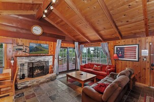 Casa, varias camas, bañera de hidromasaje, vistas a la montaña (Emerald Arrowhead Haus) | Zona de estar