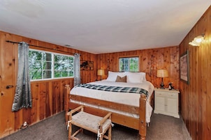 Casa, varias camas, bañera de hidromasaje, vistas a la montaña (Emerald Arrowhead Haus) | 2 dormitorios, decoración individual, mobiliario individual