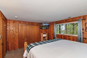 Hus - flera sängar - bubbelpool - utsikt mot bergen (Emerald Arrowhead Haus) | 2 sovrum, individuell inredning, unika möbler och sängkläder