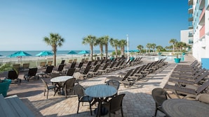 Outdoor dining - Enjoy Stunning Beach Views in Oceanfront Suite with Balcony Near Myrtle SkyWheel (Myrtle Beach)