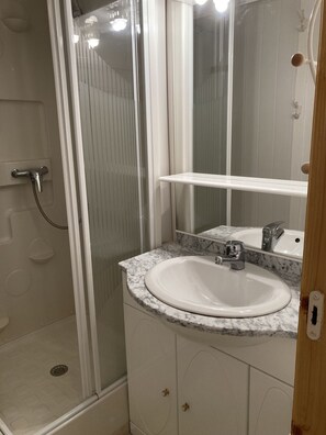 Douche, sèche-cheveux