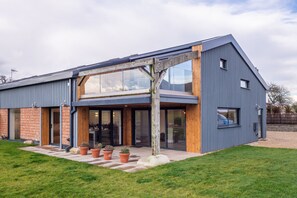 Exterior - Nestled away overlooking the Suffolk countryside in the village of Henham, Mandalore is a tastefully (Henham)