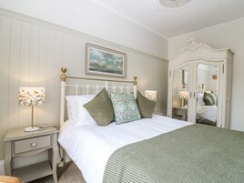 2 bedrooms, individually decorated, individually furnished, free WiFi