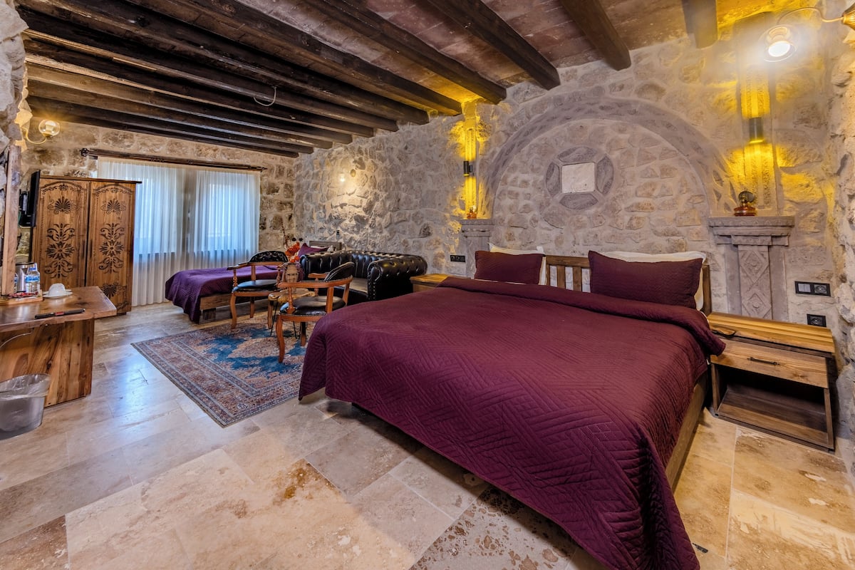 ファミリー トリプルルーム | 高級寝具、ミニバー、デスク、ノートパソコン用作業スペース