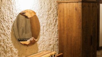 Deluxe Suite | Bathroom | Shower, free toiletries, hair dryer, towels