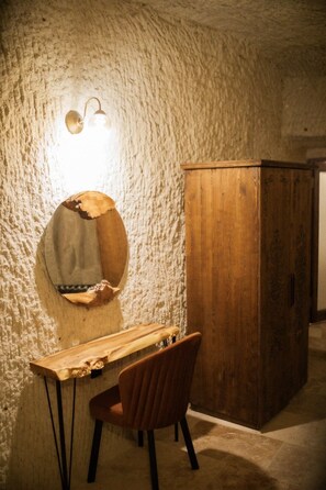 Suite Deluxe | Baño | Regadera, amenidades de baño gratuitas, secadora de cabello, toallas 