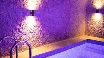 Romantische studio suite, privézwembad | Badkamer | Een douche, gratis toiletartikelen, een haardroger, handdoeken