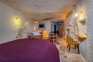 Ropa de cama de alta calidad, minibar y decoración personalizada