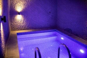 Studio Suite Romantis, kolam renang pribadi | Fasilitas kamar mandi | Shower, perlengkapan mandi gratis, pengering rambut, dan handuk