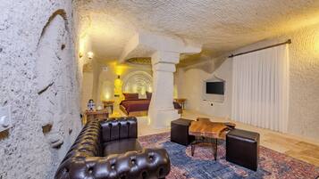 デラックス スイート | リビング エリア | 90 インチのテレビ (衛星放送視聴可)