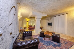 デラックス スイート | リビング エリア | 90 インチのテレビ (衛星放送視聴可)