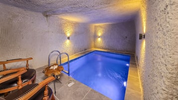 Romantische Studiosuite, eigener Pool | Badezimmer | Badewanne und Dusche (separat), Whirlpool, Hydromassagedusche