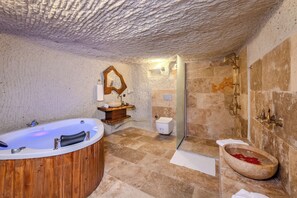 Traditional Studio Suite | Bathroom | Separate tub and shower, jetted tub, hydromassage showerhead - Rose Moon Cave (Nevşehir)