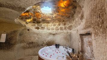 デラックス スイート | バスルーム | シャワー、バスアメニティ (無料)、ヘアドライヤー、タオル