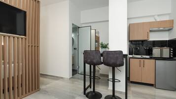 Family Studio | Private kitchen | Mini-fridge, oven, stovetop, espresso maker