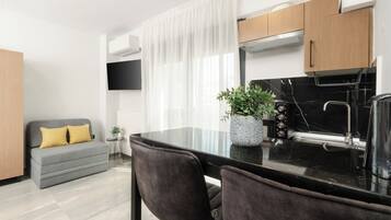 Deluxe Studio, Balcony | Private kitchen | Mini-fridge, oven, stovetop, espresso maker