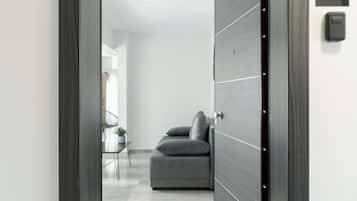 Deluxe Apartment | Iron/ironing board, free WiFi