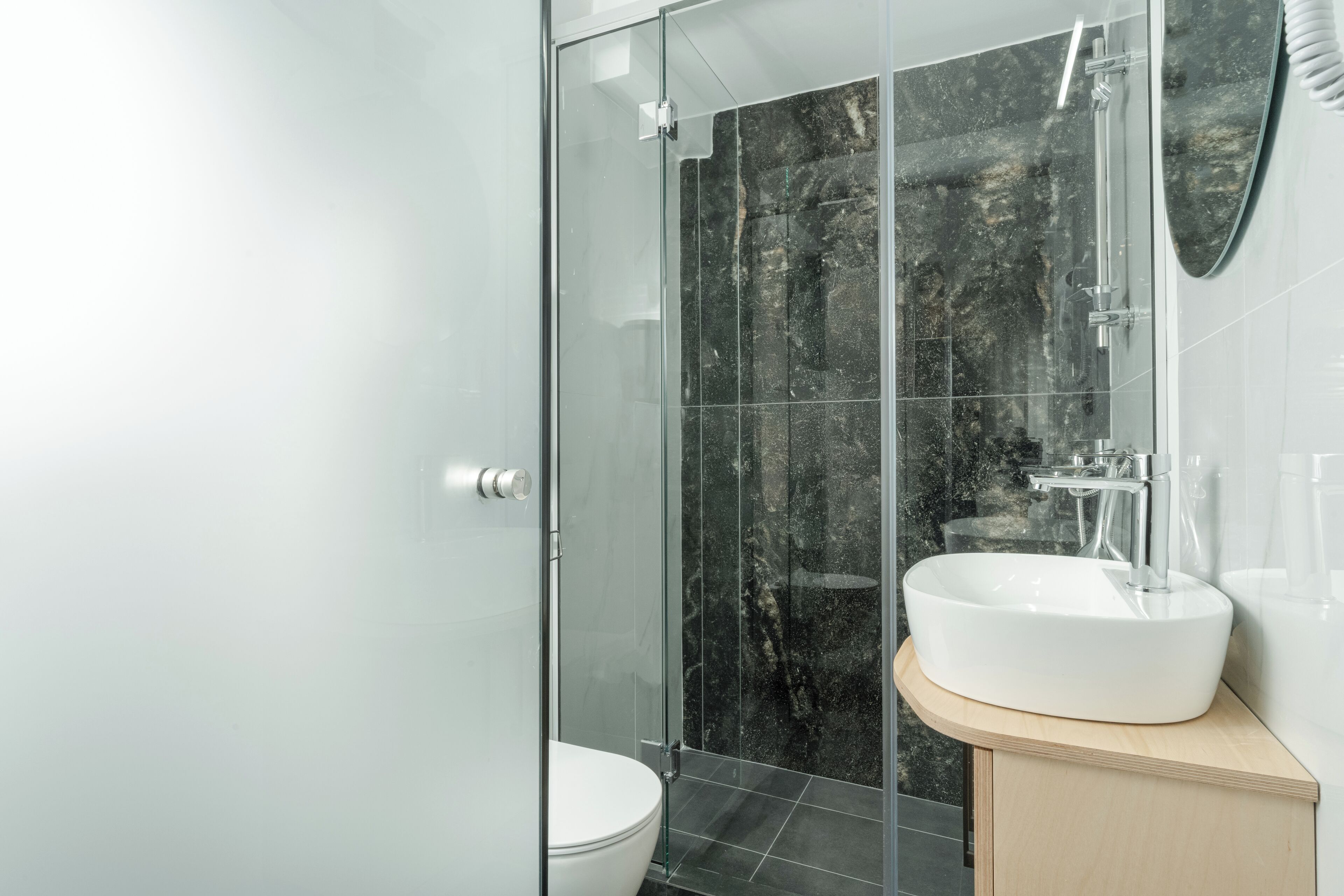 Ducha, artículos de tocador gratuitos, toallas, jabón