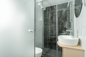 Studio with balcony | Baño | Ducha, artículos de higiene personal gratuitos, toallas y jabón