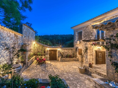 Villa Callisto – Stone Villa with Mountain View, Wi-Fi, and Air Conditioning